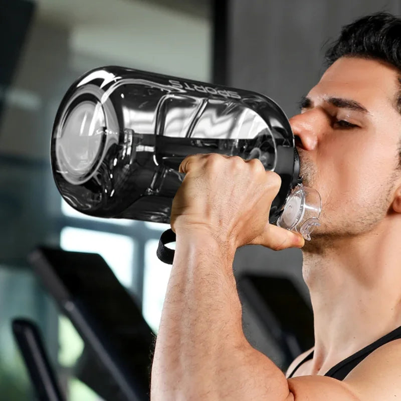 Botella de hidratación ideal para gimnasio y actividades al aire libre.